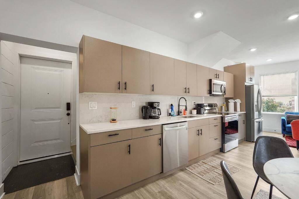 Enjoy City Skyline Views From Private Roofdeck! Washington Exterior photo